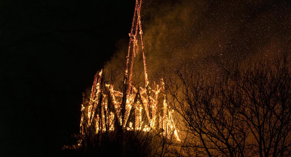 Incendio distrugge la chiesa neogotica Vondelkerk ad Amsterdam, torre crolla