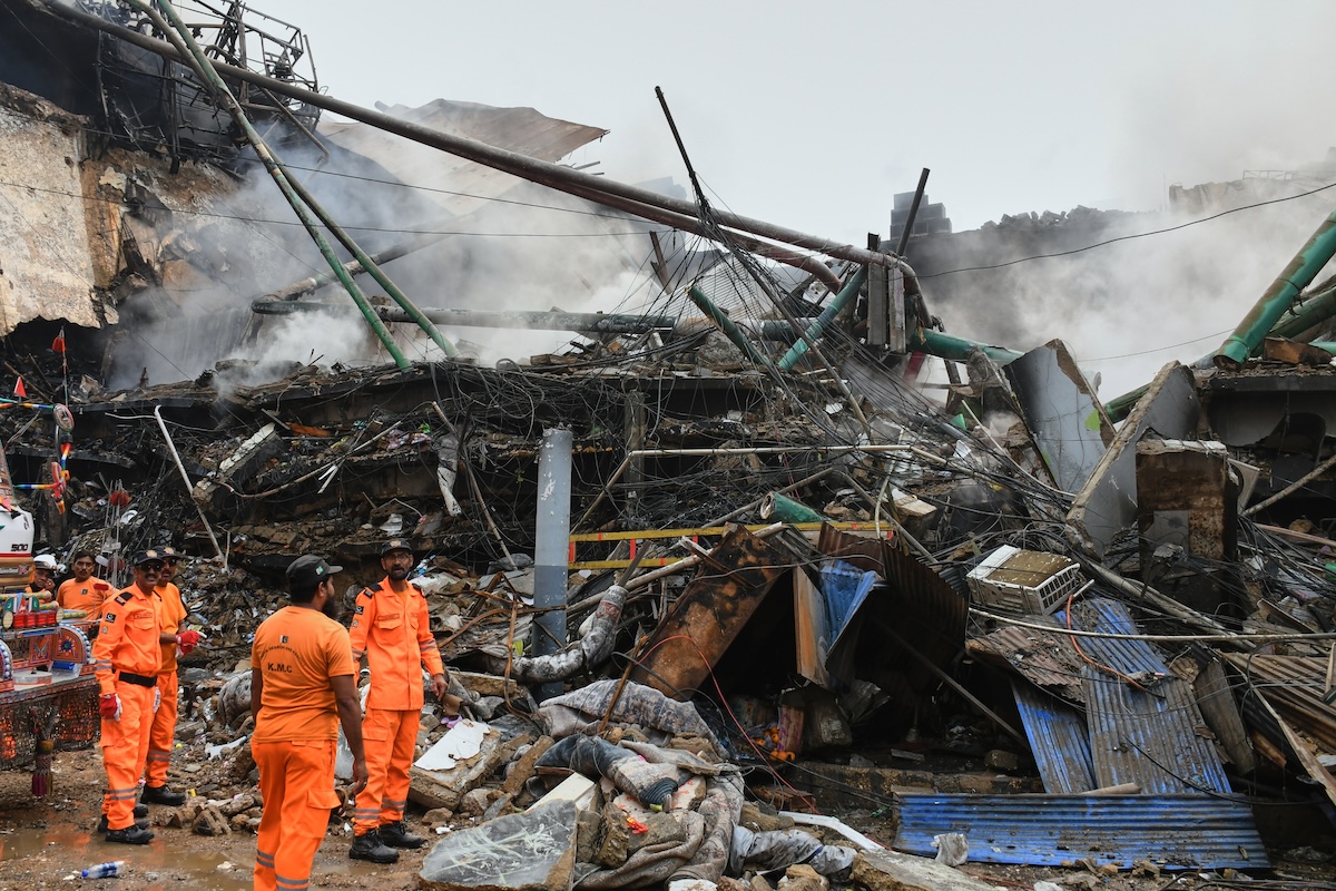 Incendio in un centro commerciale a Karachi, 14 morti e oltre 60 dispersi