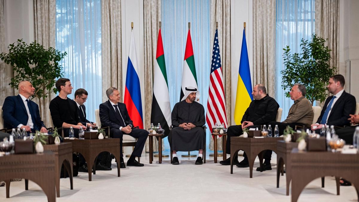 Incontro trilaterale ad Abu Dhabi tra Ucraina, Russia e Stati Uniti, tensione sul Donbass