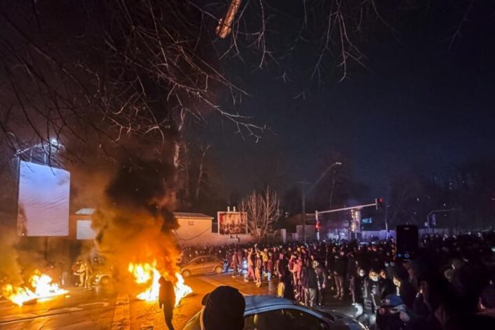 Iran, avvertimenti del regime ai genitori: «Attenti ai vostri figli in piazza»