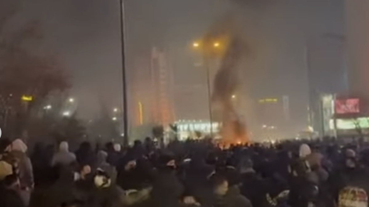 Iran, blackout totale dopo proteste: Khamenei risponde a Trump, "occuparsi dei suoi problemi"