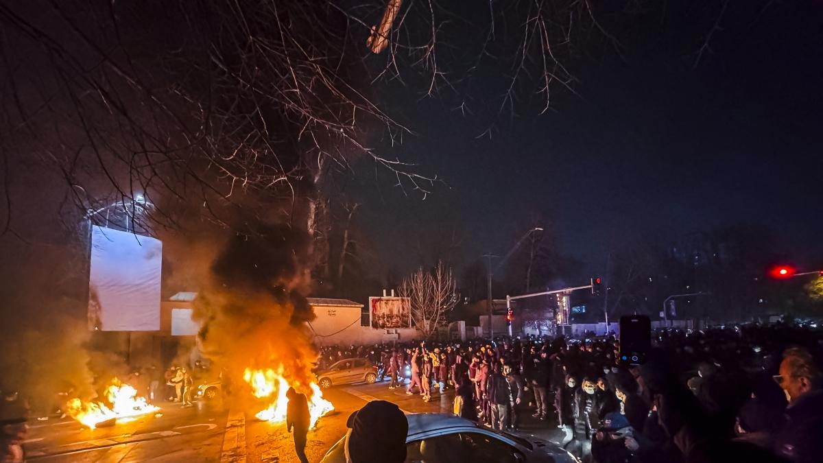 Iran, milizie nei ospedali: oltre 100 città in protesta e il procuratore richiede pena di morte per i dissentienti