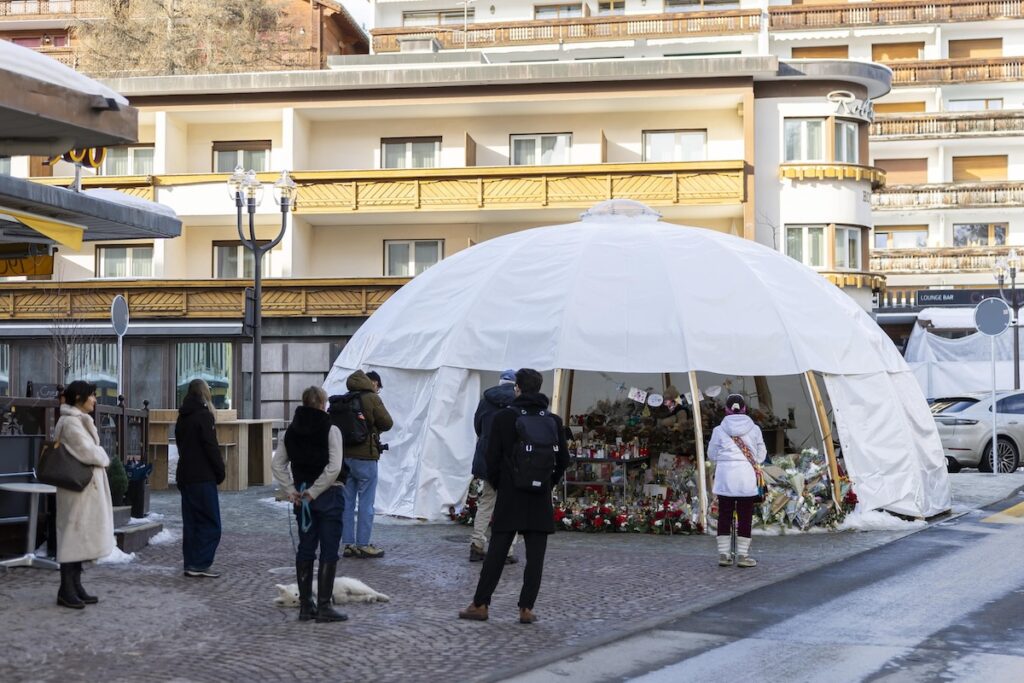 Jacques Moretti, proprietario del locale incendiato a Capodanno a Crans-Montana, rilasciato su cauzione