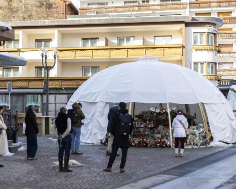 Jacques Moretti, proprietario del locale incendiato a Capodanno a Crans-Montana, rilasciato su cauzione