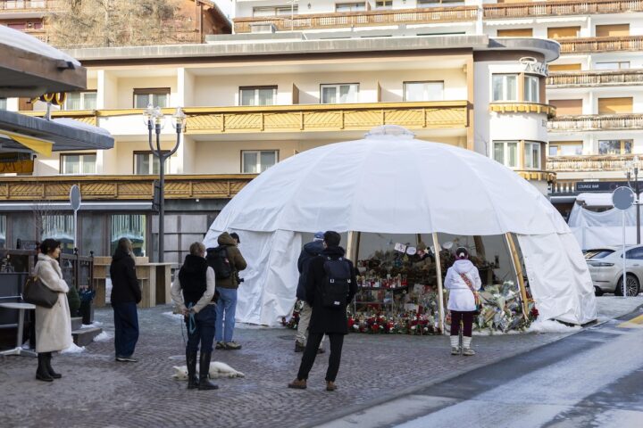 Jacques Moretti, proprietario del locale incendiato a Capodanno a Crans-Montana, rilasciato su cauzione