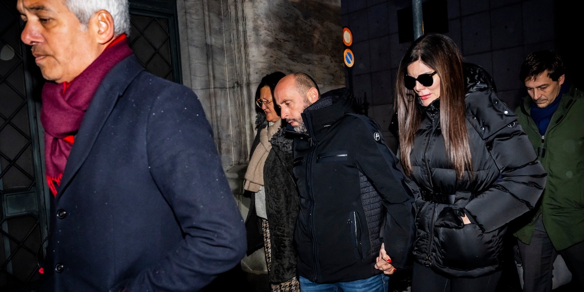 Jessica Moretti, proprietaria del locale Le Constellation, non potrà lasciare la Svizzera per timore di fuga