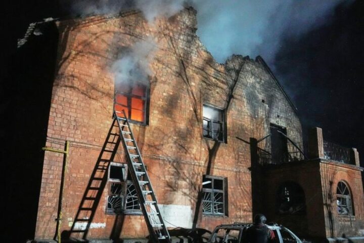 Kiev sotto attacco notturno con allerta aerea e esplosioni: aggiornamenti sulla guerra Ucraina-Russia