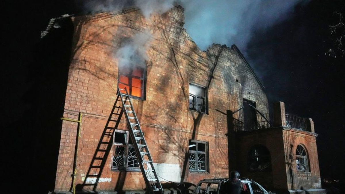 Kiev sotto attacco notturno con allerta aerea e esplosioni: aggiornamenti sulla guerra Ucraina-Russia