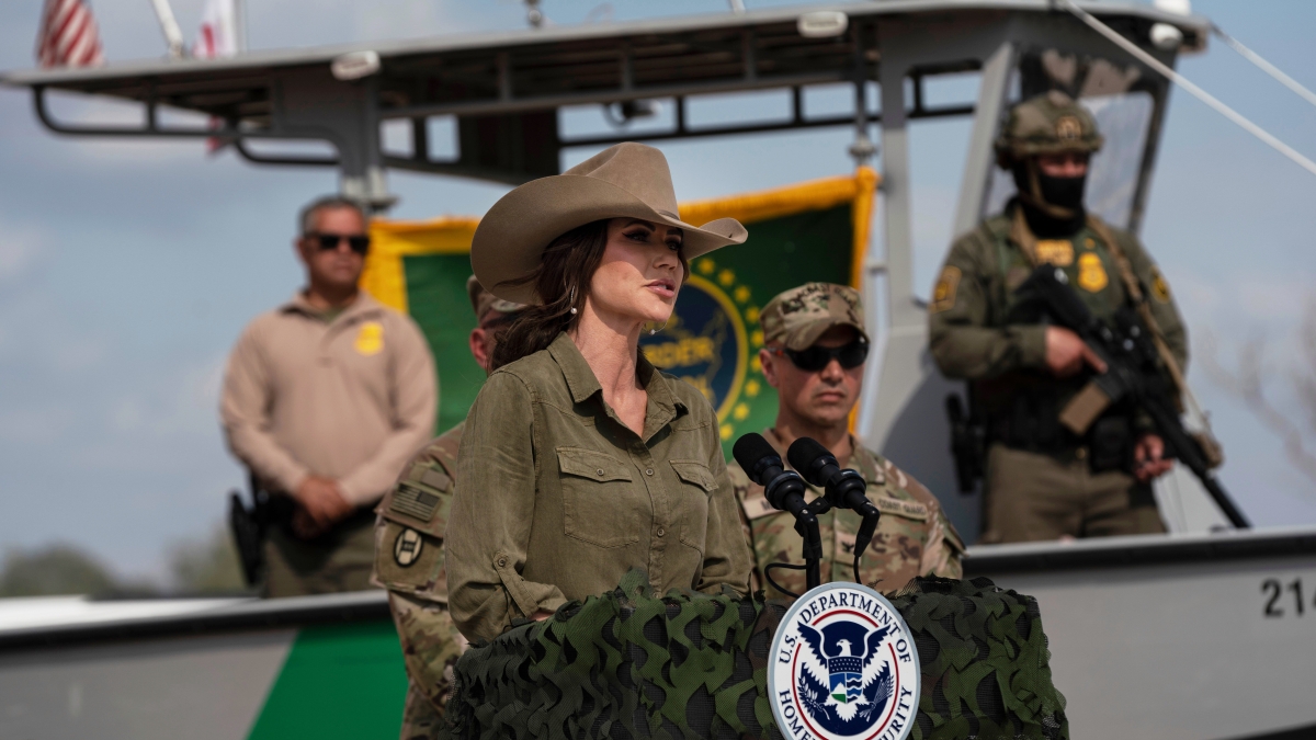 Kristi Noem e la controversia sull'Ice: il futuro incerto della "Barbie dell'Ice"