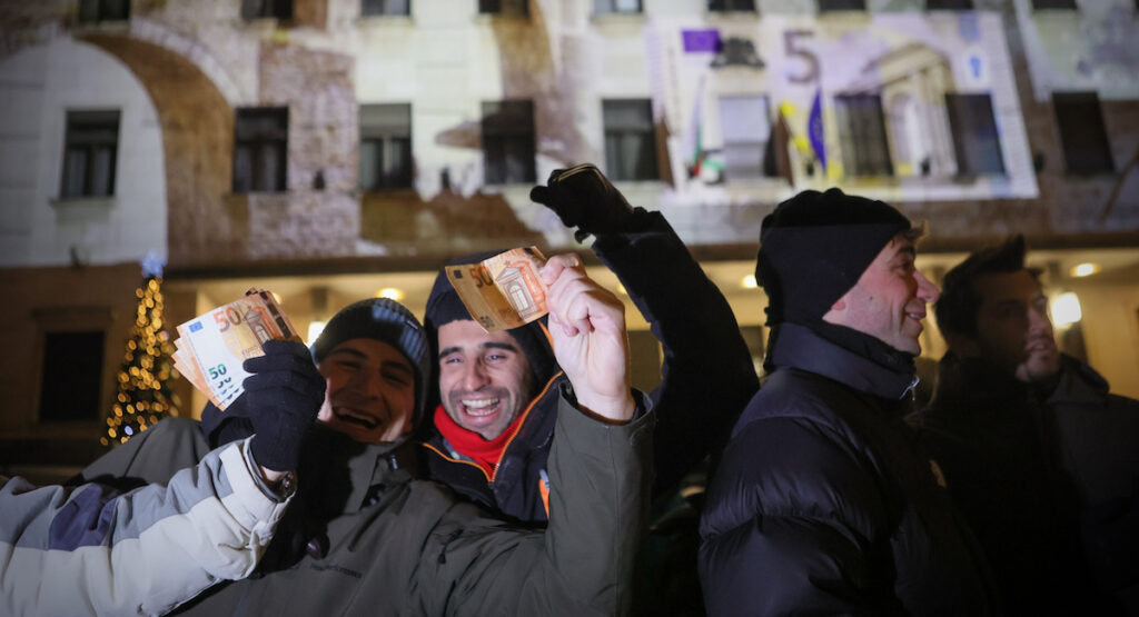 La Bulgaria adotta l'euro in un clima di crisi politica e malcontento sociale