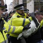 La controversa foto di Matteo Salvini con Tommy Robinson, leader neofascista britannico