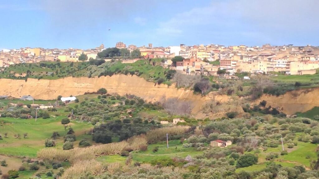La frana di Niscemi in Sicilia: un evento storico con sfollamenti e preoccupazioni per la stabilità del territorio