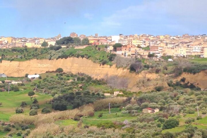 La frana di Niscemi in Sicilia: un evento storico con sfollamenti e preoccupazioni per la stabilità del territorio