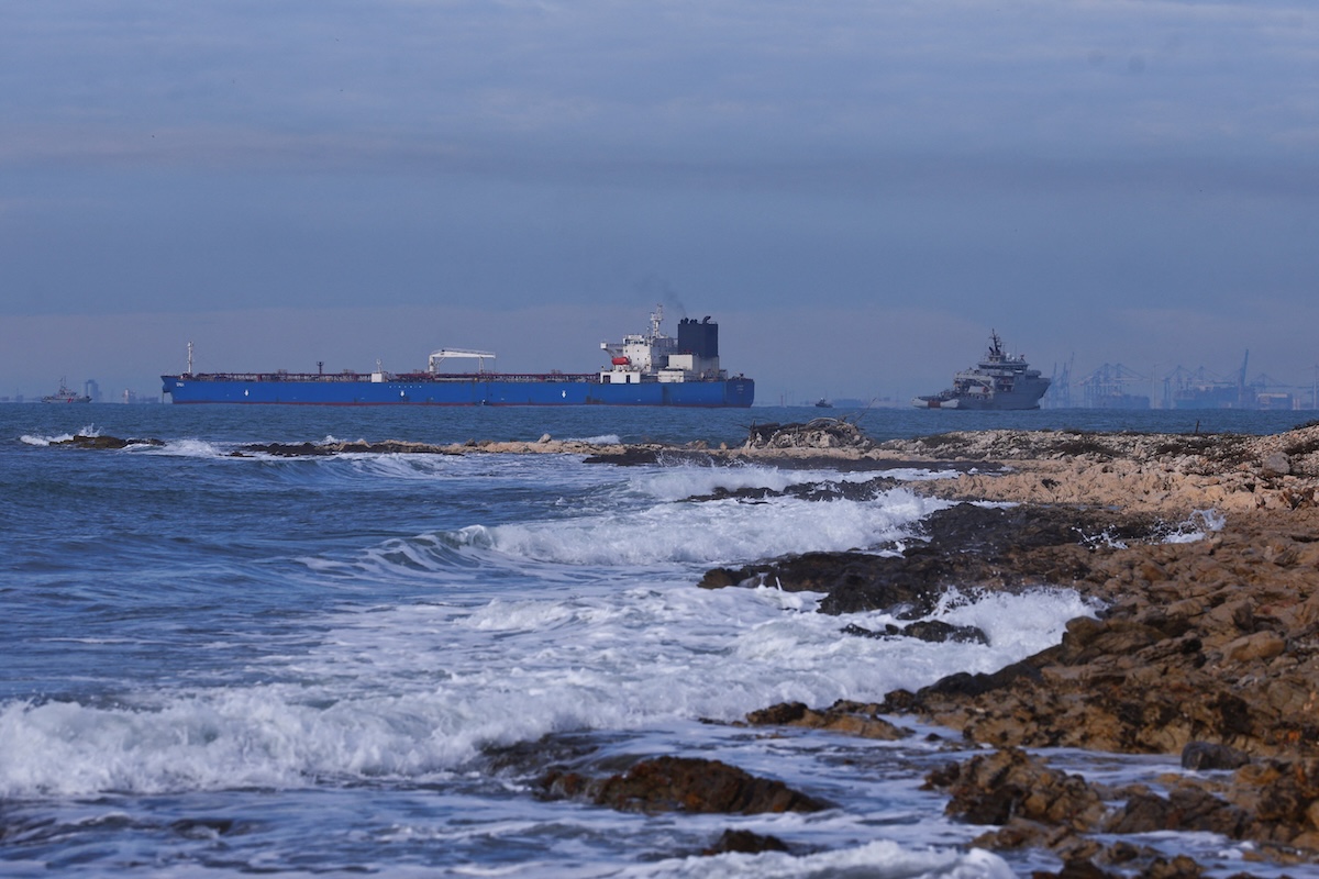 La Francia arresta il capitano della petroliera russa “Grinch” accusato di bandiera falsa