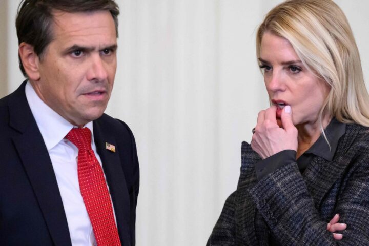 La ministra Bondi minaccia di mantenere l'emergenza a Minneapolis in cambio dei dati elettorali