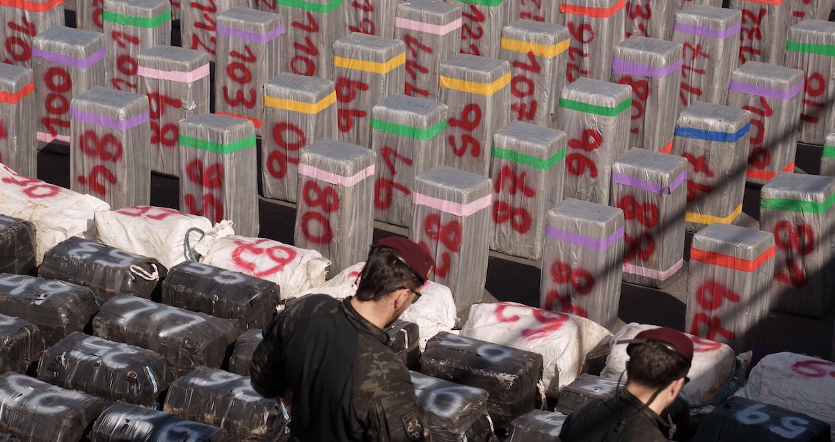 La polizia spagnola sequestra 10 tonnellate di cocaina in un carico di sale alle Canarie