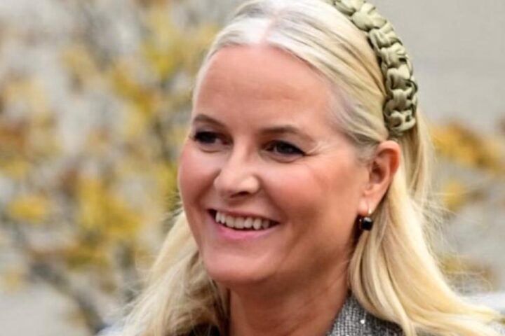 La principessa di Norvegia Mette Marit: «Pentita di avere contatti con Epstein»