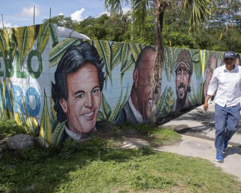 La procura spagnola archivia l’indagine per molestie contro Julio Iglesias per mancanza di giurisdizione