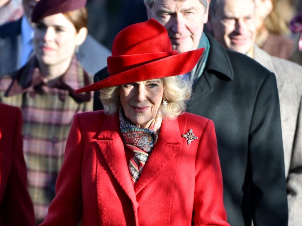 La regina Camilla racconta l'aggressione subita da giovane durante un viaggio in treno