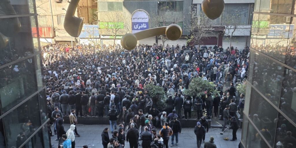 La repressione delle proteste in Iran diventa violenta, scontri e morti nei principali centri urbani