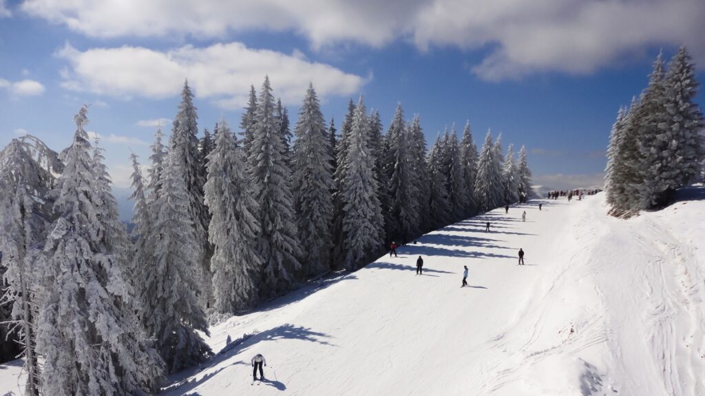 La riapertura di Bukovel: ucraini cercano rifugio e pace tra gli sci e il conflitto