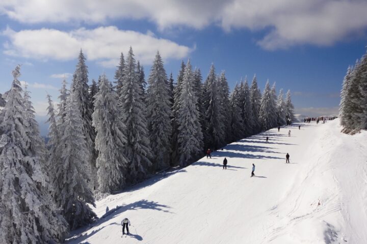 La riapertura di Bukovel: ucraini cercano rifugio e pace tra gli sci e il conflitto