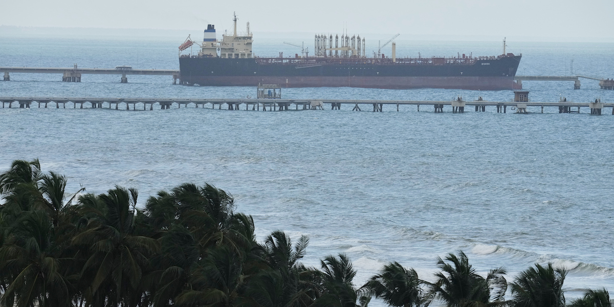 La Russia invia una nave militare per proteggere la petroliera Bella 1 inseguita dagli Stati Uniti