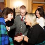 L'ambasciatore britannico celebra Robert Burns a Villa Wolkonsky con figura come Tilman Fertitta e Carolyn Smith