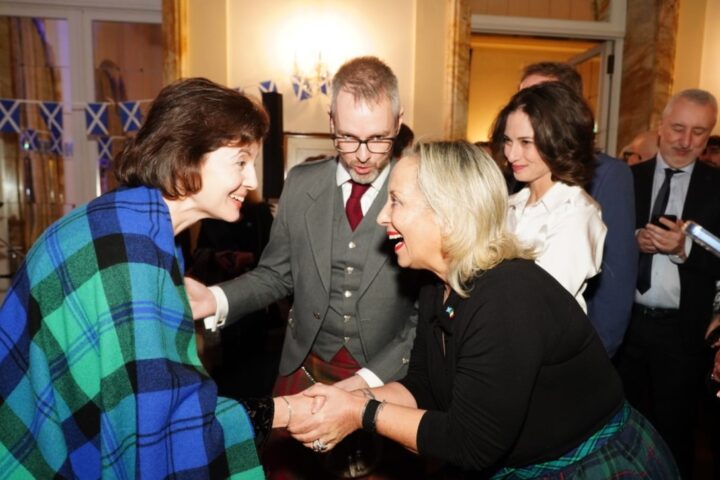 L'ambasciatore britannico celebra Robert Burns a Villa Wolkonsky con figura come Tilman Fertitta e Carolyn Smith