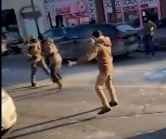 L’analisi dei video sull’omicidio di Alex Pretti a Minneapolis mette in discussione la versione ufficiale