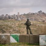 L'esercito israeliano afferma che un soldato e non un colono ha fermato due carabinieri italiani in Cisgiordania