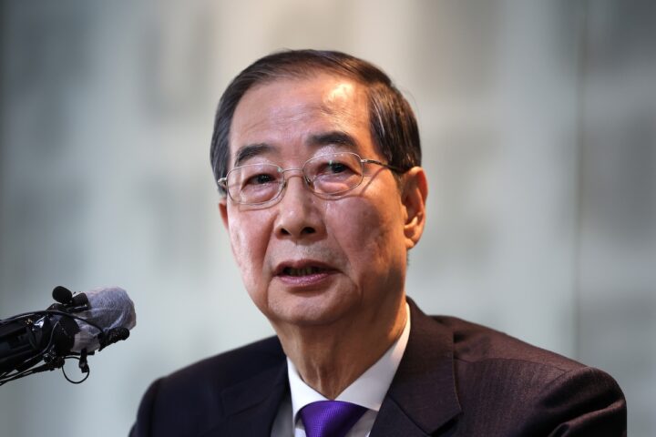 L’ex primo ministro sudcoreano Han Duck-soo condannato a 23 anni per coinvolgimento nell’imposizione della legge marziale