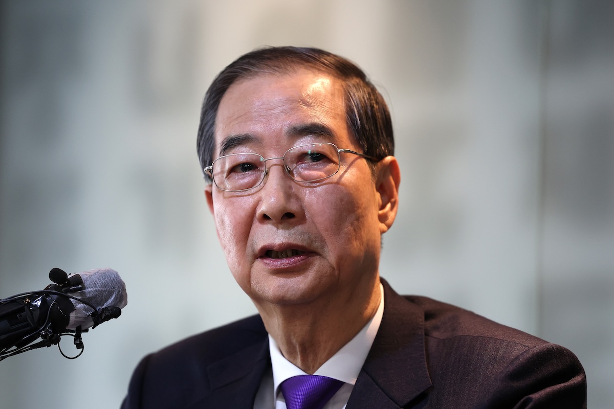 L’ex primo ministro sudcoreano Han Duck-soo condannato a 23 anni per coinvolgimento nell’imposizione della legge marziale