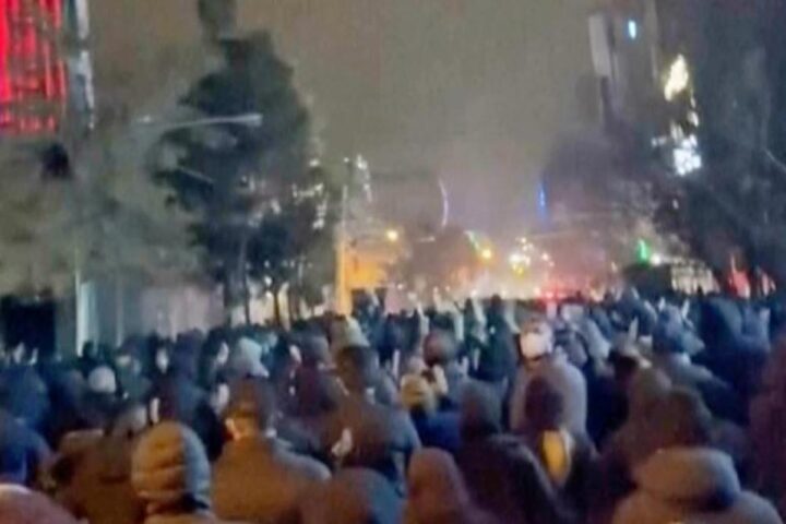 L'Iran minaccia: «Attaccheremo le basi Usa e Israele se provocati»