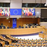 L'Unione Europea sospende l'approvazione dell'accordo commerciale con gli Stati Uniti dopo i nuovi dazi di Trump