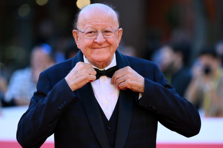 Massimo Boldi escluso dai tedofori della fiamma olimpica per battuta sessista