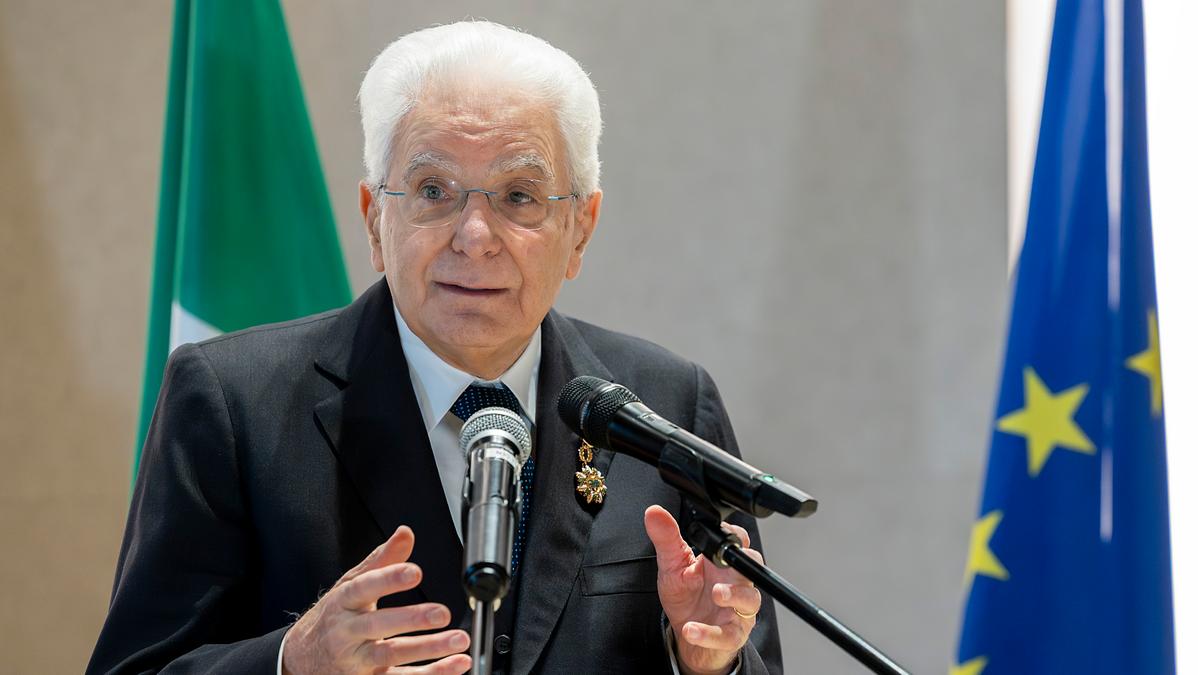 Mattarella conferisce onorificenze a 31 'eroi quotidiani' per il loro impegno sociale