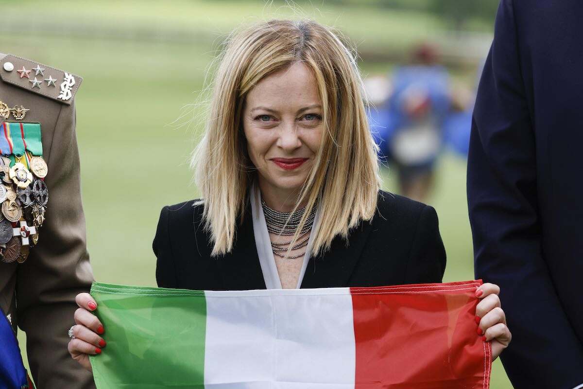 Meloni celebra il Tricolore: «La bandiera rappresenta la storia di chi ha lottato per la Costituzione»