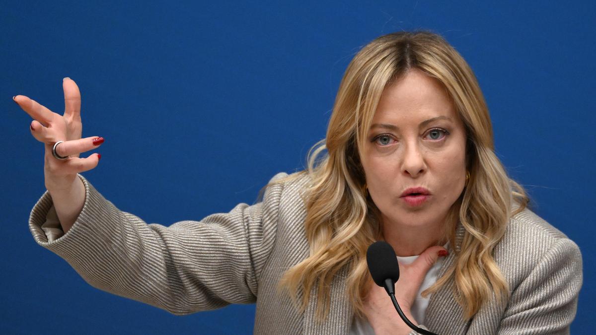 Meloni difende la separazione delle carriere dei magistrati e accusa l'associazione giuridica di disinformazione