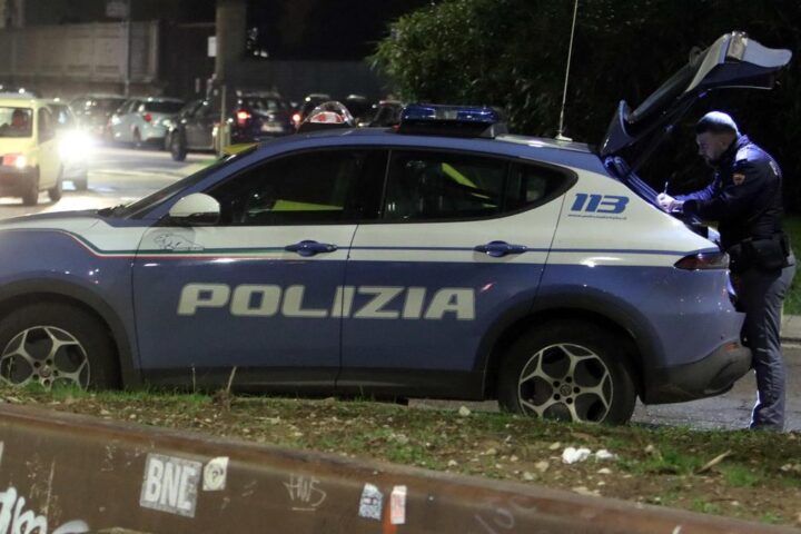 Milano, sparatoria in via Impastato: un 20enne muore colpito dalla polizia