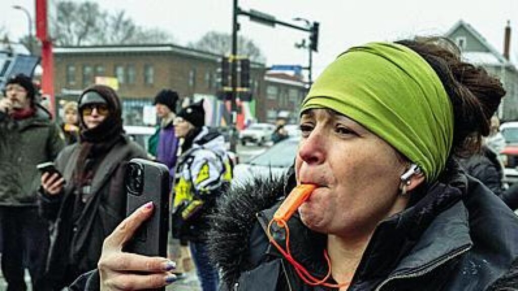 Minneapolis: volontari protestano contro le pratiche violente dell'Ice