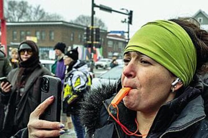 Minneapolis: volontari protestano contro le pratiche violente dell'Ice