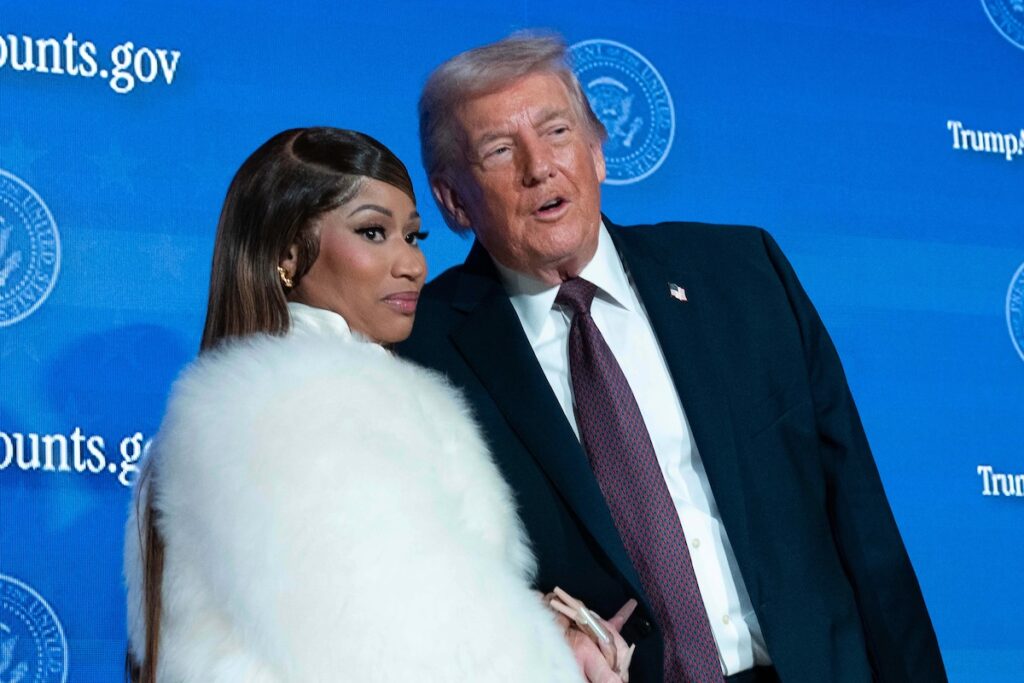 Nicki Minaj si dichiara "fan numero uno" di Trump e mostra la Trump Gold Card