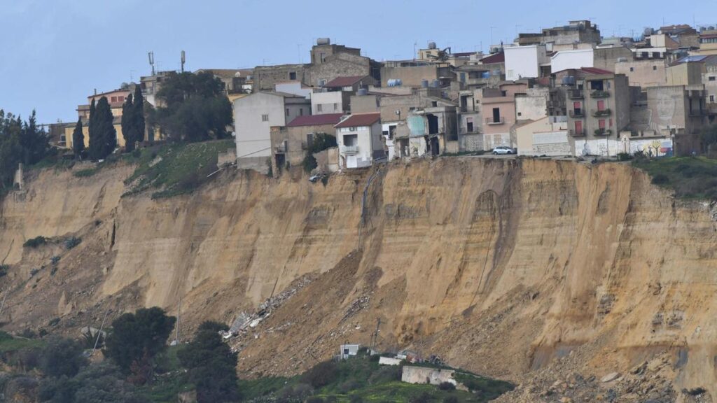 Niscemi: crollo di un palazzo di tre piani nella zona rossa a causa della frana