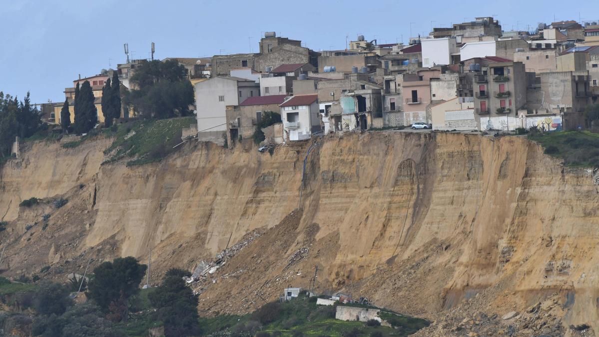 Niscemi: crollo di un palazzo di tre piani nella zona rossa a causa della frana
