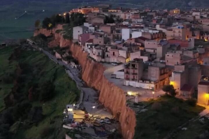 Niscemi sotto minaccia di frana: si prepara il rischio di crollo per metà paese