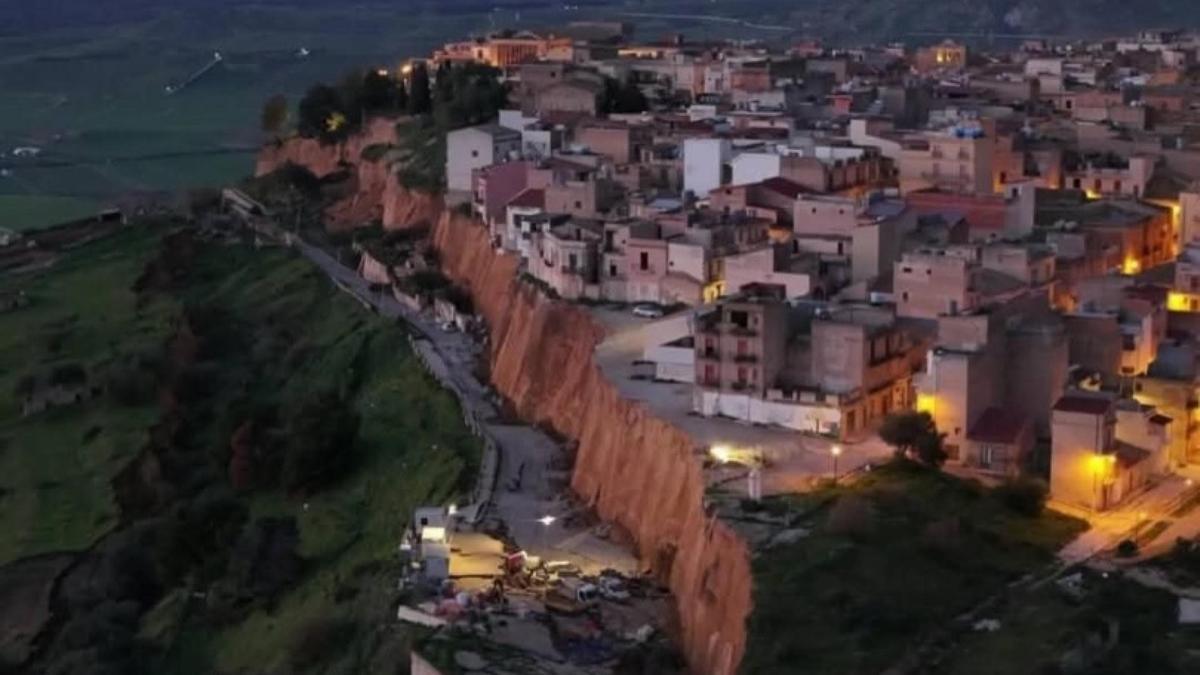 Niscemi sotto minaccia di frana: si prepara il rischio di crollo per metà paese