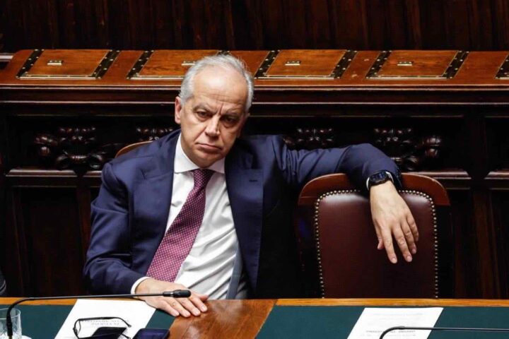 Nuove misure nel pacchetto sicurezza del governo: divieti sui coltelli e espulsioni semplificate