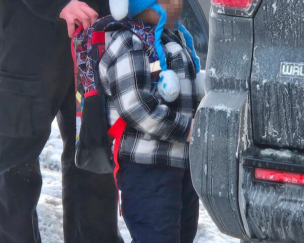 Operazione controversa dell'ICE a Minneapolis: un bambino di 5 anni preso durante l'arresto del padre