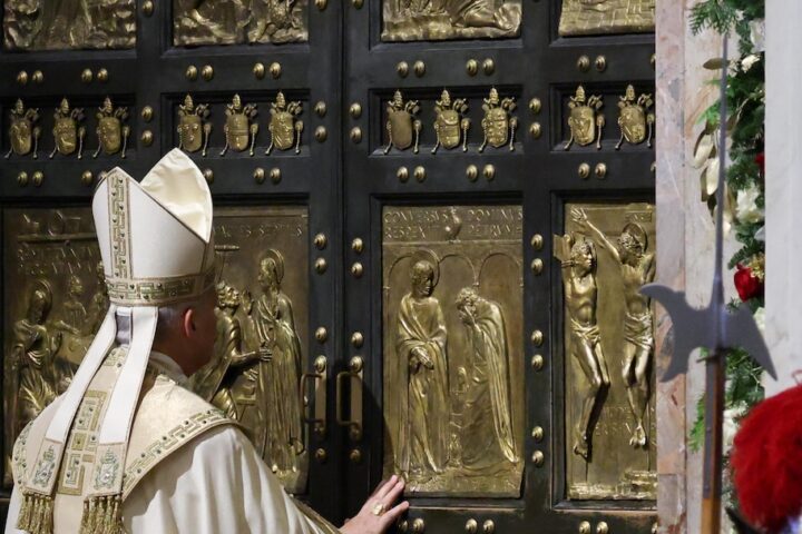 Papa Leone XIV chiude la porta santa di San Pietro, ufficializzando la fine del Giubileo